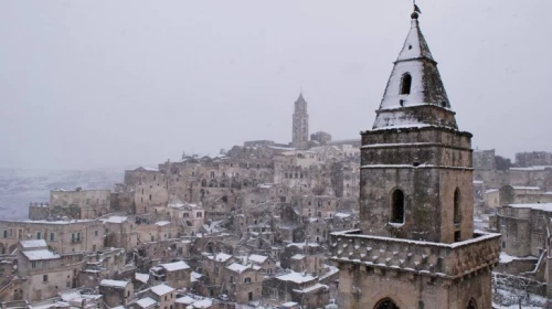 Colpo di coda dell'inverno. Potenza sepolta dalla neve, arriva anche a Matera